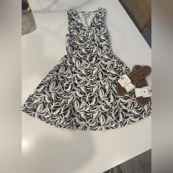 a new day Dresses & Skirts - a New Day Leaf Pattern Dress, with pockets